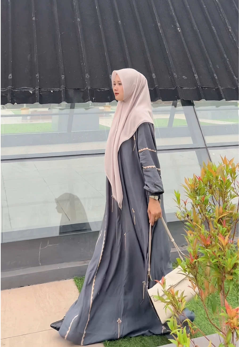 Warnanya soft bikin aura kita jadi ademmmm 🤭😜 Pleaseee warna Abu Abu jangan sampai lolossss 😍🔥#kaftan #kaftanviral #dasterviral 