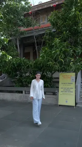 Mong cho năm tháng giản đơn, trái tim chất phác. Nhìn tốt cũng là tâm hiện, thấy xấu cũng là ứng tâm. Mong cho em, mỗi bước đều là thanh lương thực địa, muôn nẻo vạn đường, đều là quay về cố hương. 🌸☘️🕊#nammobonsuthichcamauniphat #chualanh #quantheambotat #yenbinh #phatphapnhiemmau #chualanhtamhon #phatphap 