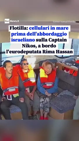 Poco prima che la marina israeliana intercettasse la Captain Nikos, imbarcazione della Flotilla Global Sumud diretta a Gaza, le immagini mostrano alcuni membri dell’equipaggio, tra cui l’eurodeputata francese Rima Hassan, che gettano i telefoni cellulari. Le immagini mostrano anche Hassan e altri che alzano le mani e indietreggiano quando i militari israeliani entrano nella cabina di pilotaggio. Tutti gli aggiornamenti su Rainews.it #flotilla #rimahassan #israele #gaza #globalsumudflotilla 