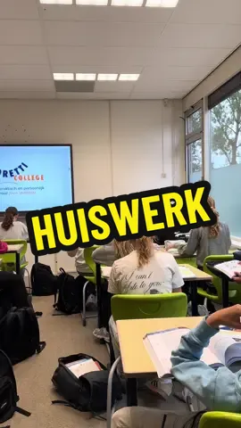 *DIT IS FAKE, @❣︎𝐍𝐨𝐮𝐤𝐤❣︎  IS OKÉ EN TROTS* Altijd dezelfde. #huiswerk #docent #school #foryou