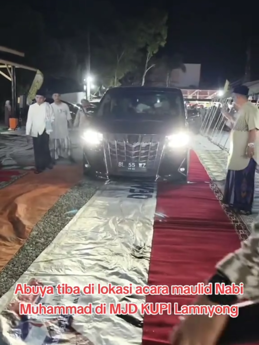 Abuya tiba di lokasi acara maulid Nabi Muhammad di MJD KUPI Lamnyong #ahlisufi #waliagama #abuyasyekhhamranwali #mptti #murabbi 