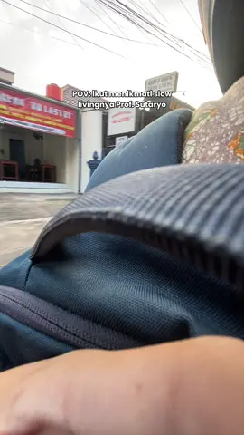 Slow Livingnya nya Profesor Undip 🥹 🙂: Prof, kan sudah Guru Besar, kok ndak beli Fortuner aja biar ndak kepanasan ke Kampus? 👨‍🏫: Ndak mas, enak pakai Beat ndak kena macet. Bensin cuma 20 ribu bisa untuk seminggu 🙂: 20:&;)49;!-$3 *gak habis pikir @hondaisme @welovehonda_id  #universitasdiponegoro #undip #fppundip #dosenlife #dosen      