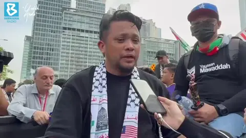 Tolong tenangkan ibu dan berikan khabar gembira bukan khabar ketakutan. Itu pesanan terakhir Pendakwah bebas, Rahmat Ikhsan atau lebih dikenali sebagai PU Rahmat kepada Imam Muda Asyraf. PU Rahmat telah disahkan ditahan oleh tentera Israel ketika menyertai misi kemanusiaan Global Sumud Flotilla (GSF). #digitalbernamaradio #globalsumudflotilla  #globalsumudflotillamalaysia  #g4z4 #breakthesiege