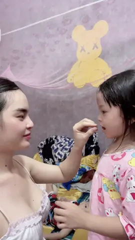 Thử thách rớt lưỡi phiên bản trãi nghiệm kinh dị hơn xem clip ngta làm nha😀#mẹbaongư #mẹvicá #thinhhanh #tiktok #xuhuong 