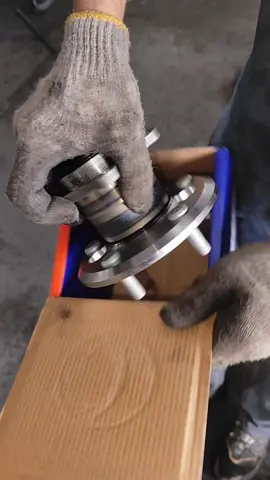 #TikTok🇺🇲 auto technician Toyota Camry wheel bearing replacement 🚗🛠️