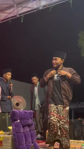 Beliau berangkat ngaji dalam kondisi sakit , info dari mas Lana pas gus e ngaji di sugih waras Nganjuk gus e suhu panas e sampek 40,1 Masyallah gus 😭🥹. Sehat selalu nggeh . Seng ndamel jamaah geleng geleng beliau sakit tapi kelihatan Mboten sakit spt biasa Masyallah . #viralvideo #viralvideotiktok #viralvideotiktokparati #fypシ゚viral #fypシ゚viral🖤tiktok @MT. IBADALLAH OFFICIAL 