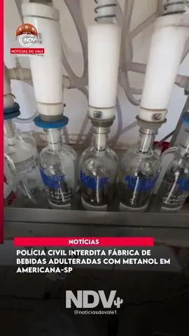 A Polícia Civil de São Paulo fechou, nesta terça-feira (30), uma fábrica clandestina de bebidas em Americana, no interior paulista, onde eram produzidos e comercializados produtos adulterados com metanol, substância altamente tóxica. Durante a operação, os agentes apreenderam mais de 17,7 mil produtos prontos para a venda. Duas pessoas foram presas em flagrante, suspeitas de integrar o esquema de falsificação e distribuição ilegal. O material apreendido foi encaminhado para perícia, que deve confirmar a quantidade de bebidas contaminadas e o potencial risco à saúde da população. A investigação segue em andamento para identificar outros envolvidos e possíveis pontos de venda da mercadoria irregular. 👉 Saiba mais nos nossos stories! 📲 Siga @noticiasdovale1 e fique por dentro de tudo!