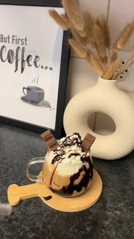 Kinder Iced Latte ☕️✨ - - What I used: - Kinder - Double Espresso - Chocolate Topping - Ice - Milk - Cold Foam #coffeeathome #coffeerecipes #homecafe #fyp #asmr 