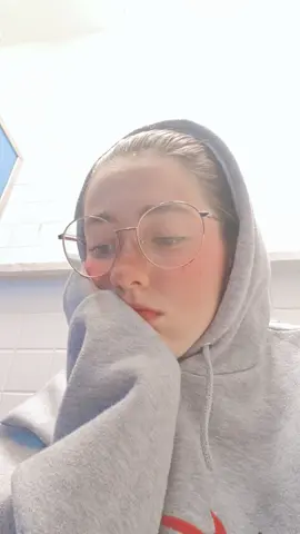 Soy neurodivergente (autista, TDAH, disléxica) y si. Estoy sentada en una taza de váter porque pedí permiso para salir de clase porque me sentía apagada, irritada, seria y sin poder arrancar con mis labores (no sentía que me molestasen los ruidos y luces, pero todo esto también pueden ser manifestaciones de sobrecarga sensorial). Por lo que he preferido salir para ver si arranco🥲😮‍💨🧠♾️♥️ (ahora vuelvo) #autista #tdah #aacc #dislexia #neurodivergencias🧠🌈 