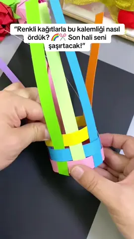 Beğen, yorum yap, kaydet ve takip etmeyi unutma! Kağıt şeritlerle örülerek yapılan bu kalemlik hem dekoratif hem de işlevsel! El becerini konuşturmak ve masanı renklendirmek istiyorsan bu DIY tam sana göre. Hediye kutusu ve çiçeklerle birlikte harika bir masa düzeni oluşturabilirsin 💐 #DIY #papercraft #elbecerisi #kalemlik #kendinyap          