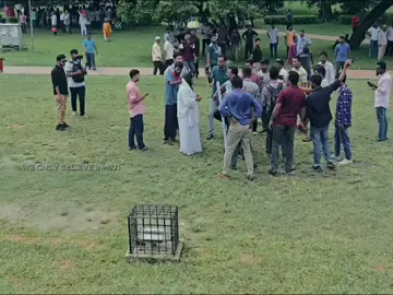 এই নারী শুধু বলেছেন যে, 'এখানে তিনি নেই'। অর্থাৎ চন্দ্রিমা উদ্যানে জিয়াউর রহমানের কফিন আছে, তার লাশ এখানে নেই। এতটুকু বলা আপনাদের সহ্য হলো না? এভাবে একজন মায়ের বয়সী নারীকে শারীরিকভাবে আঘাত করতে হলো? লজ্জা, লজ্জা! #foryoupage #viralvideo #tiktok?bangladesh 