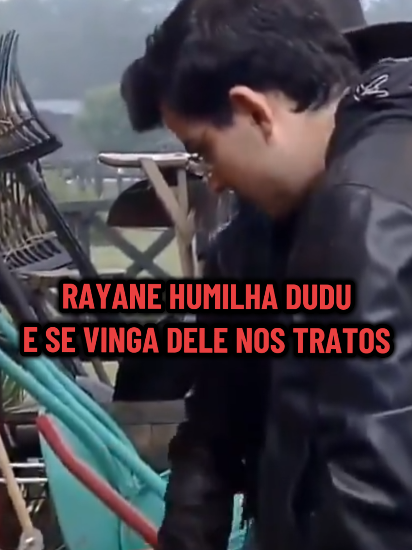 Rayane humilha Dudu Camargo e não deixa ele fazer do jeito mais fácil para ela os tratos dos animais