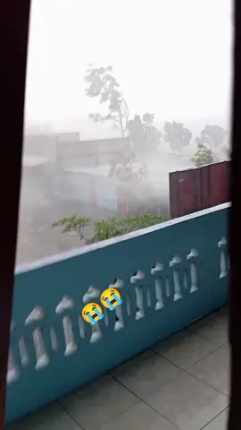 angin kencang guncang di permukiman. di sejumlah wilayah mantingan ngawi. semoga tidak ada korban jiwa.🤲 hari ini tpat tgl 2 Oktober 2025. #bencan #kabar #ngawi24jam #fyppppppppppppppppppppppp 