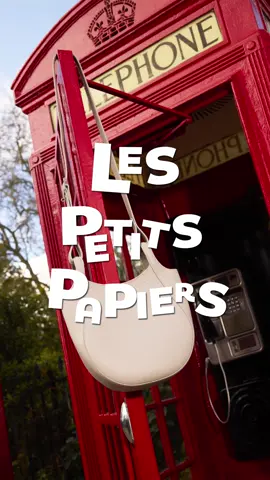 Cet hiver, la femme Longchamp quitte son atelier pour un voyage entre Paris et Londres. Avec la collection From Paris to London, l’élégance française rencontre l’énergie britannique dans une célébration des savoir-faire. Icône de la maison, le sac Le Roseau se réinvente en cuir naturel, en vernis éclatant ou en fausse fourrure, accompagnant chaque moment, de l’atelier créatif aux balades londoniennes. Entre collaborations inédites et détails signature, chaque pièce révèle un équilibre subtil entre tradition et modernité. Plus qu’une collection, From Paris to London est une traversée hivernale, une invitation à explorer la saison avec audace et curiosité. Collaboration commerciale