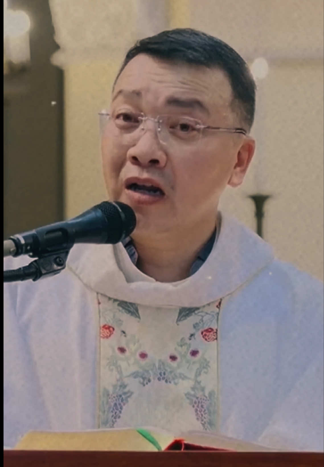 Một cái hành động bao dung sẽ giúp người ta hoán cải và thay đổi. #lmphuongdinhtoai #cauchuyencuocsong #binhancatholic #catholictiktok #sachchiecchieusaubuihoaquynh 