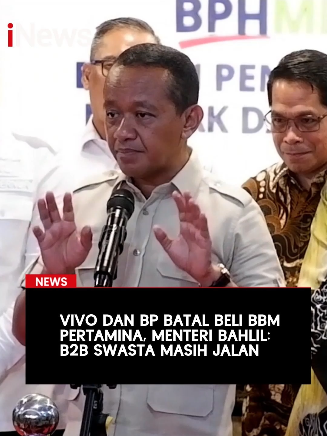 Menteri Energi dan Sumber Daya Mineral (ESDM) Bahlil Lahadalia angkat suara perihal batalnya badan usaha swasta penyedia Bahan Bakar Minyak (BBM) untuk membeli BBM dari PT Pertamina (Persero). Bahlil menyebut, badan usaha swasta tersebut hingga saat ini masih terus bernegosiasi secara business to business (B to B) dengan Pertamina. #BahlilLahadalia #MenteriESDM #BBM #Pertamina #iNews