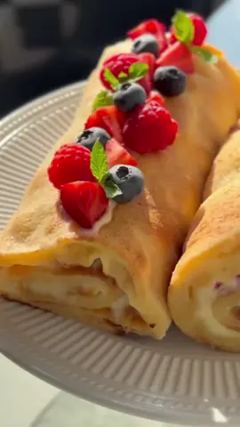 Финский блин с кремом и ягодами 🍓👇🏼 Ингредиенты: 3 яйца 2 ст.л сахара  0.5 ч.л соли 8 гр ванильного сахара  Цедра половины лимона  250 гр муки 500 мл молока  30 гр сливочного масла  250 гр Маскарпоне  20-40 гр сахарной пудры (по вкусу) Свежие ягоды  1. Для теста смешать яйца, сахар, ванильный сахар, цедру, соль. Добавить муку и половину молока, вымешать, чтобы не было комочков, добавить оставшуюся часть молока и растопленное сливочное масло. Вылить тесто на противень, застеленный бумагой, выпекать 15-20 минут при 200 градусах.  2. Перевернуть остывший бисквит и снять бумагу. Для крема взбить Маскарпоне с пудрой и промазать бисквит, обильно посыпать ягодами. Скрутить рулет и подавать к столу.
