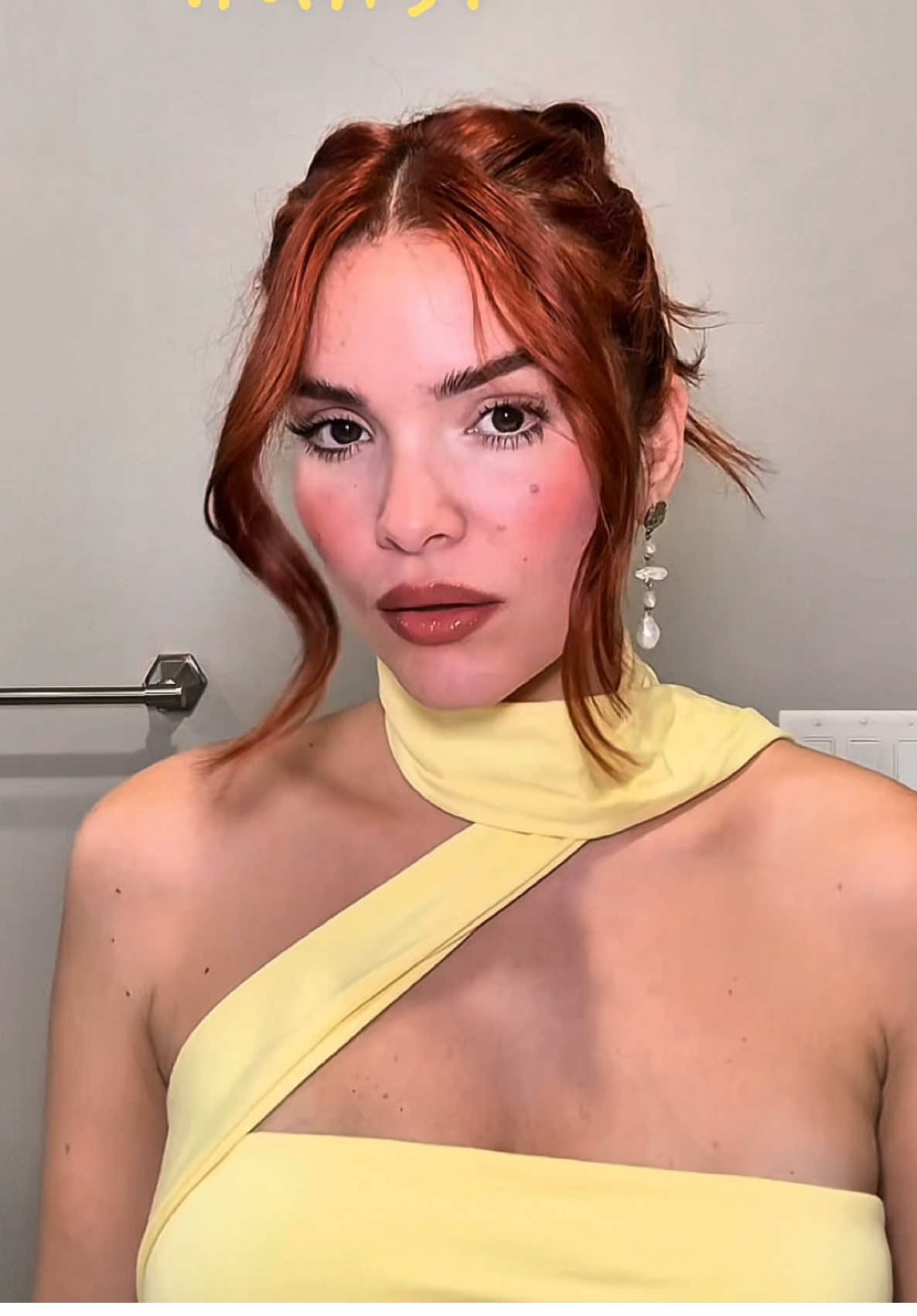 Un look recogido fácil, rápido y super chic ✨ Te atreves a hacértelo para tu próxima salida? #EasyHairstyle #UpdoHairstyle #QuickHairstyle #ChicAndEasy #CopperHair       