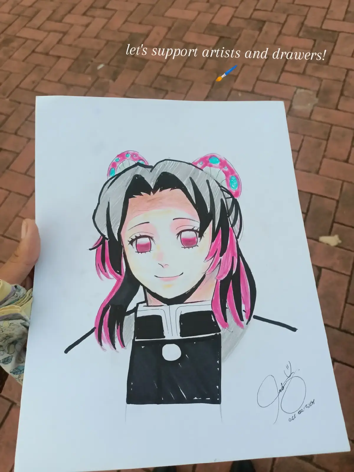 Hi y'all good evening xD,so i just wanna share this guy kanina nung nag gala kamo with classmates ko sa monument ni rizal and while wandering around sa plaza kanina we saw this guy na nag d-draw and first kala namin like for school purposes yung ginagawa nia,but no instead we saw some random drawings like dog,anime characters etc,and na amaze talaga kami cuz of his talent dahil ang galing nia talaga mag drawing and kaya nia tapusin within a minute lang. So habang naupo kami sa gilid pumunta sya din sa gilid namin and nag tanong sya na 