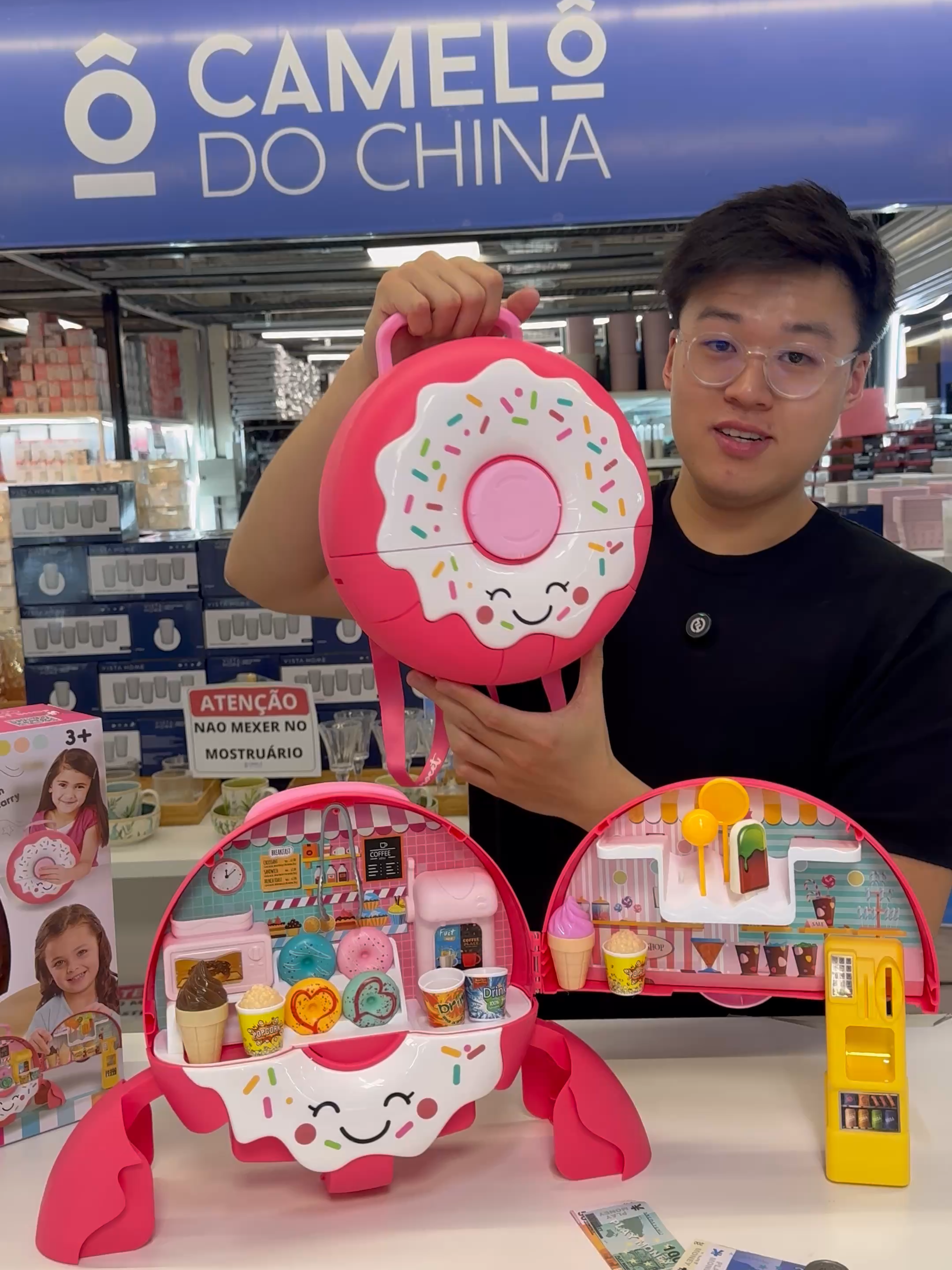 🍩 Olha só esse presente incrível pro Dia das Crianças! A Maleta de Donuts feminina vem com vários acessórios e ainda imita uma caixa registradora 🤩 Tudo isso por apenas R$89,00! 🎉 Promoção Dia das Crianças no Camelô do China: 🧸 Brinquedos em até 6x sem juros no cartão 💰 Descontos progressivos em toda loja: ✔️ 5% OFF acima de R$200 à vista ✔️ 10% OFF acima de R$1000 à vista 🏆 E qualquer compra já garante sua participação no sorteio de um patinete novinho! 📍 Exclusivo na loja física: Rua João Teodoro, 1219 – 1º andar, Brás – São Paulo/SP 👉 Corre garantir a sua Maleta de Donuts agora mesmo!