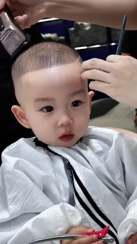 ✂️ Một kiểu tóc cực ngầu cho bé trai – vừa gọn gàng, dễ chăm, lại mang chút phong cách “cool ngầu” đúng chuẩn trai cá tính. Bé tha hồ chạy nhảy, vui chơi mà không lo tóc rối bù. 👉 Các mẹ muốn bé nhà mình vừa đáng yêu vừa bảnh bao, thử ngay kiểu này nhé! #tocchoBe #tocdep #tocngau #tocbeTrai #kieuTocTreEm