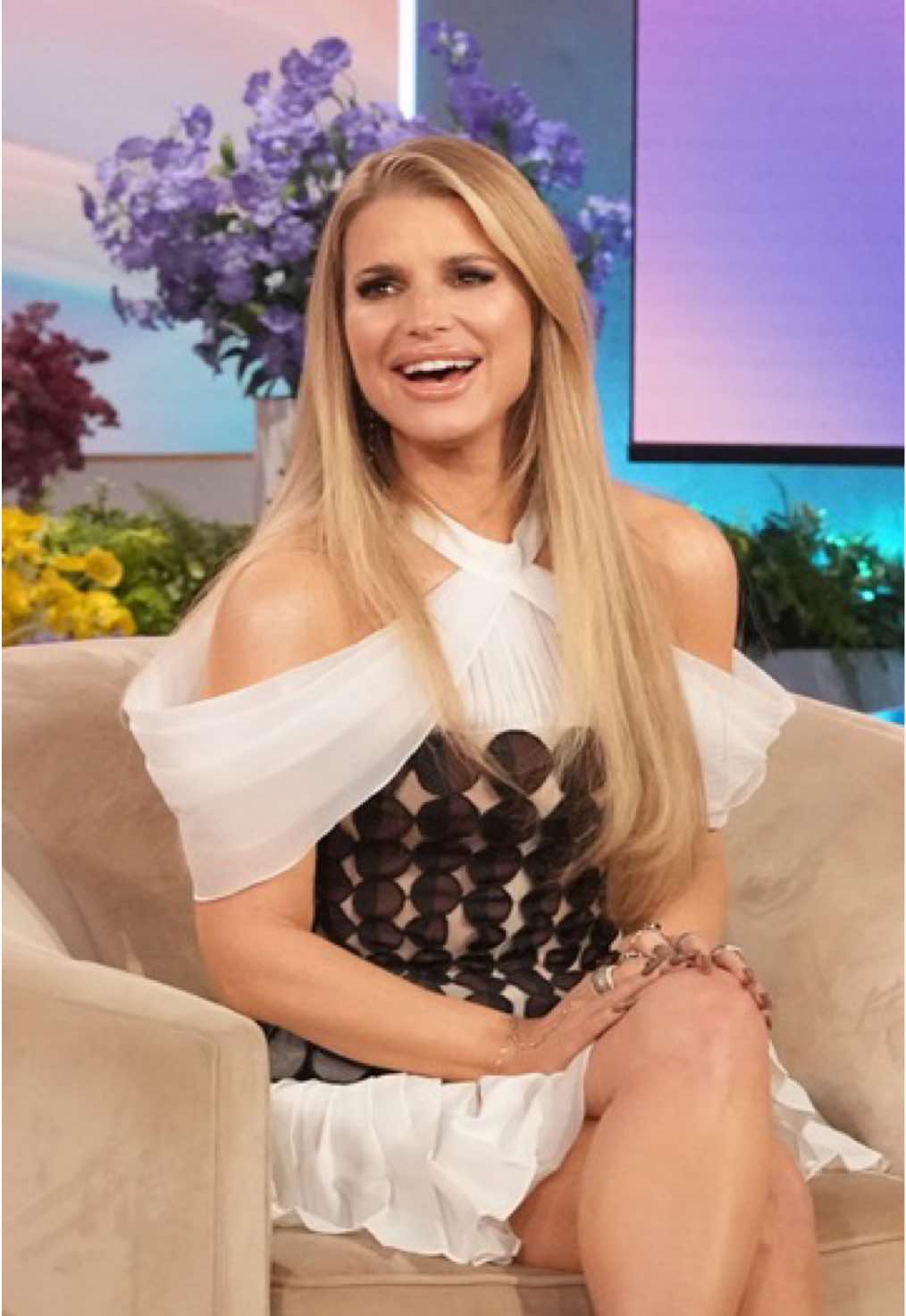 @jessicasimpson is a fashion icon! ✨