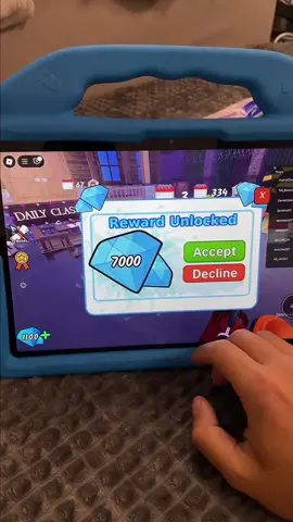 ¿Qué es Roblox y por qué es tan popular entre los jóvenes? Roblox es una plataforma de juegos en línea que permite a los usuarios crear, compartir y jugar millones de experiencias diseñadas por otros usuarios. Lanzada oficialmente en 2006, ha ganado una inmensa popularidad entre niños, adolescentes y jóvenes de todo el mundo, especialmente por su enfoque en la creatividad y la comunidad. Lo que diferencia a Roblox de otros videojuegos es que no es un solo juego, sino un universo virtual donde puedes encontrar todo tipo de mundos: desde simuladores de trabajos, aventuras, carreras, hasta experiencias de terror, rol o educación. Esto es posible gracias a Roblox Studio, la herramienta gratuita de desarrollo que cualquier usuario puede usar para crear sus propios juegos y compartirlos con millones de jugadores. ¿Cómo funciona Roblox? Para comenzar a jugar en Roblox, solo necesitas crear una cuenta gratuita. Desde ahí, puedes explorar miles de juegos creados por otros usuarios. Cada juego tiene sus propias reglas, estilo gráfico y mecánicas. Algunos de los más populares incluyen Brookhaven 🏡RP, Adopt Me!, Blox Fruits, Pet Simulator gustos. Fomenta la creatividad y el aprendizaje. Se puede jugar en móvil, PC, consola y tablet. Tiene una comunidad activa y muchas actualizaciones. Es un espacio social para hacer amigos y jugar en grupo. Roblox ha trascendido el mundo del gaming y se ha convertido en una plataforma donde millones de jóvenes pueden crear, explorar, aprender y divertirse. Y lo mejor es que su crecimiento continúa, con eventos en vivo, conciertos virtuales y colaboraciones con marcas globales. growagarden #growagardenlayout #growagardentreehouse #growagardenroblox #flowergrowagarden #growagardenupdate #sunflowergrowgarden #qweenbeegrowagarden #raccongrowagarden 