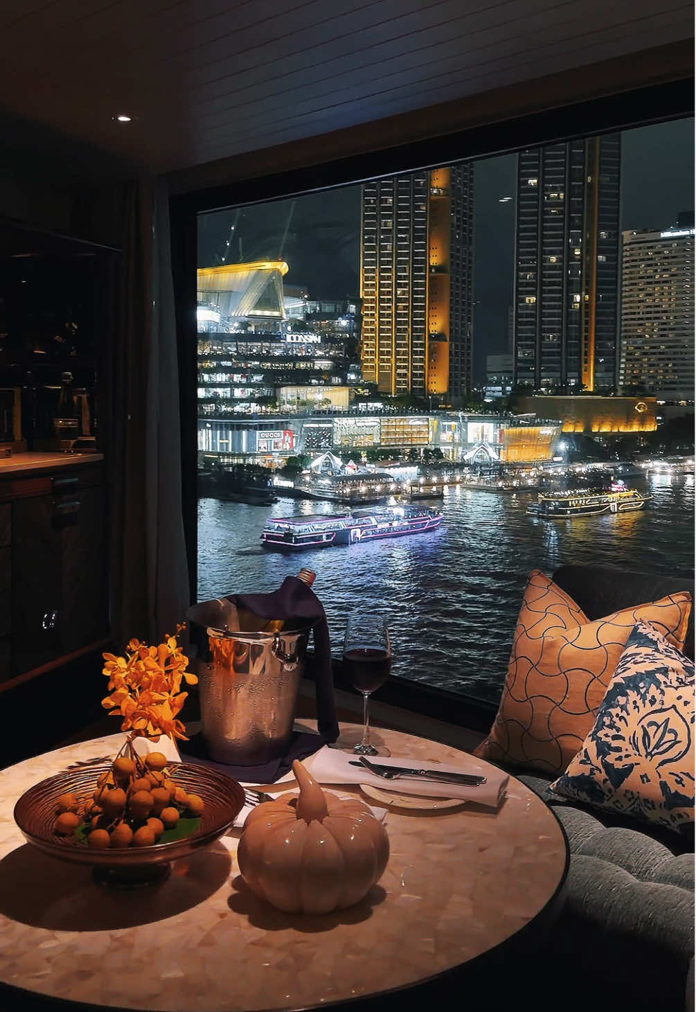 วิวจากหน้าต่างค่ำคืนกรุงเทพที่สวยที่สุด 🌌✨ แค่นั่งมองวิวเจ้าพระยาจาก Mandarin Oriental Bangkok ก็ฟินแล้ว 💙 #กรุงเทพ #ที่พักกรุงเทพ #แม่น้ําเจ้าพะยา #เที่ยวกรุงเทพ #bangkok 