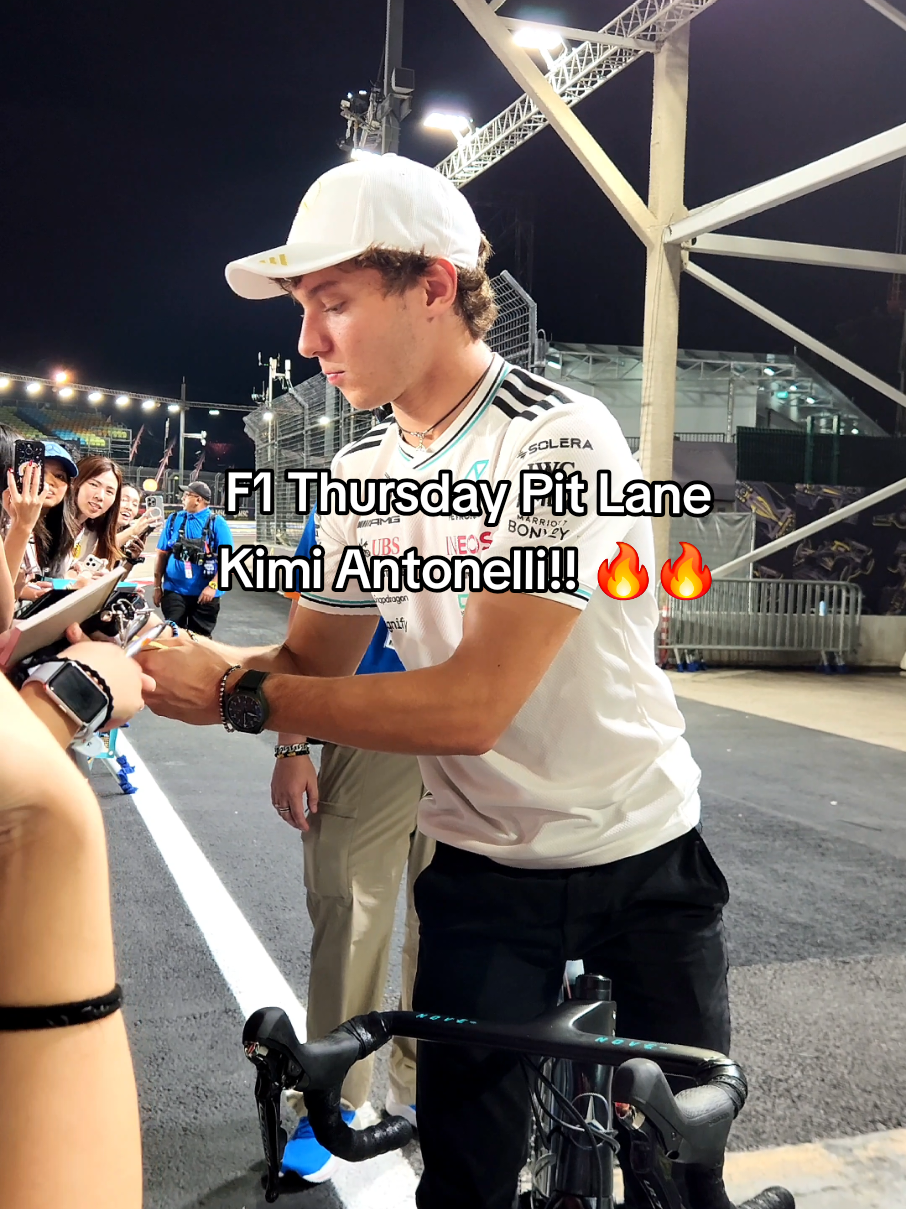 we be luckyy to see kimi!! 🏁🏎💨 @f1 @f1nightrace #formula1 #singaporegp #pitlane #f1 #fyp 