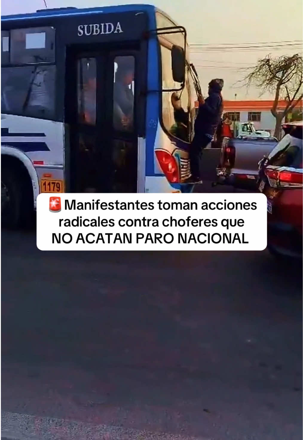🚨Manifestantes toman acciones radicales contra choferes que no acatan al paro nacional. #transportistas #paronacional #noticias #marchas #noticiasperu 