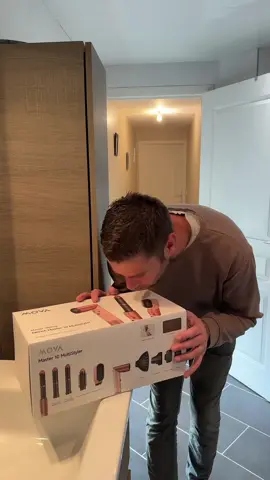 sachant à quel point ma femme se soucie de ses cheveux, je ne pouvais pas lui offrir un meilleur cadeau 🎁 ✨lien dans notre bio TikTok✨  Ce cadeau est le MOVA Master 10 MultiStyler ! Ce n'est pas seulement un sèche-cheveux, c'est un assistant de coiffure intelligent 3-en-1 qui combine séchage, soin et coiffage, et qui maîtrise facilement les besoins du séchage rapide (en forme de 