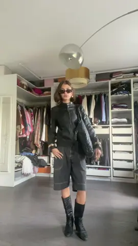 Outfit de tana #grwm #fashiontiktok #fyp #prt #outfitideas veste :@Naf Naf, polo  : @MONCLER, bermuda : @Rip Curl, botte : 🤷🏻‍♀️ parfum @Carolina Herrera, Sac : @SAINT LAURENT, lunettes : H&M
