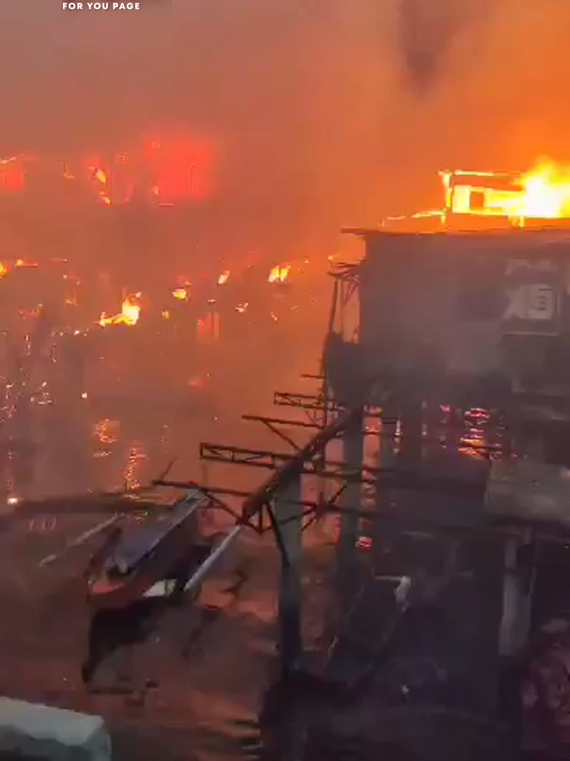 ILAN PANG KUHA SA MALAWAKANG SUNOG SA DAVAO CITY  Kuha matapos ideklara ng BFP ang fourth alarm sa malawakang sunog na sumiklab sa Piapi Boulevard, Barangay 21-C, Davao City, pasado alas singko ng hapon, Oktubre 2, 2025. Sa ngayon ay idineklara nang fire out ang naturang insidente. #FYP  Courtesy: JMTVlog