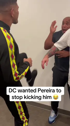 #DanielCormier wanted a truce with #AlexPereira 😂 #UFC #mma #ufc320 (via dc_mma/YT)