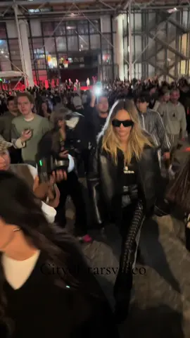 Cara delevigne sortant du defilé stella McCartney à Paris. #stellamccartney #caradelevingne #parisfashionweek #pfw #fashionweek 