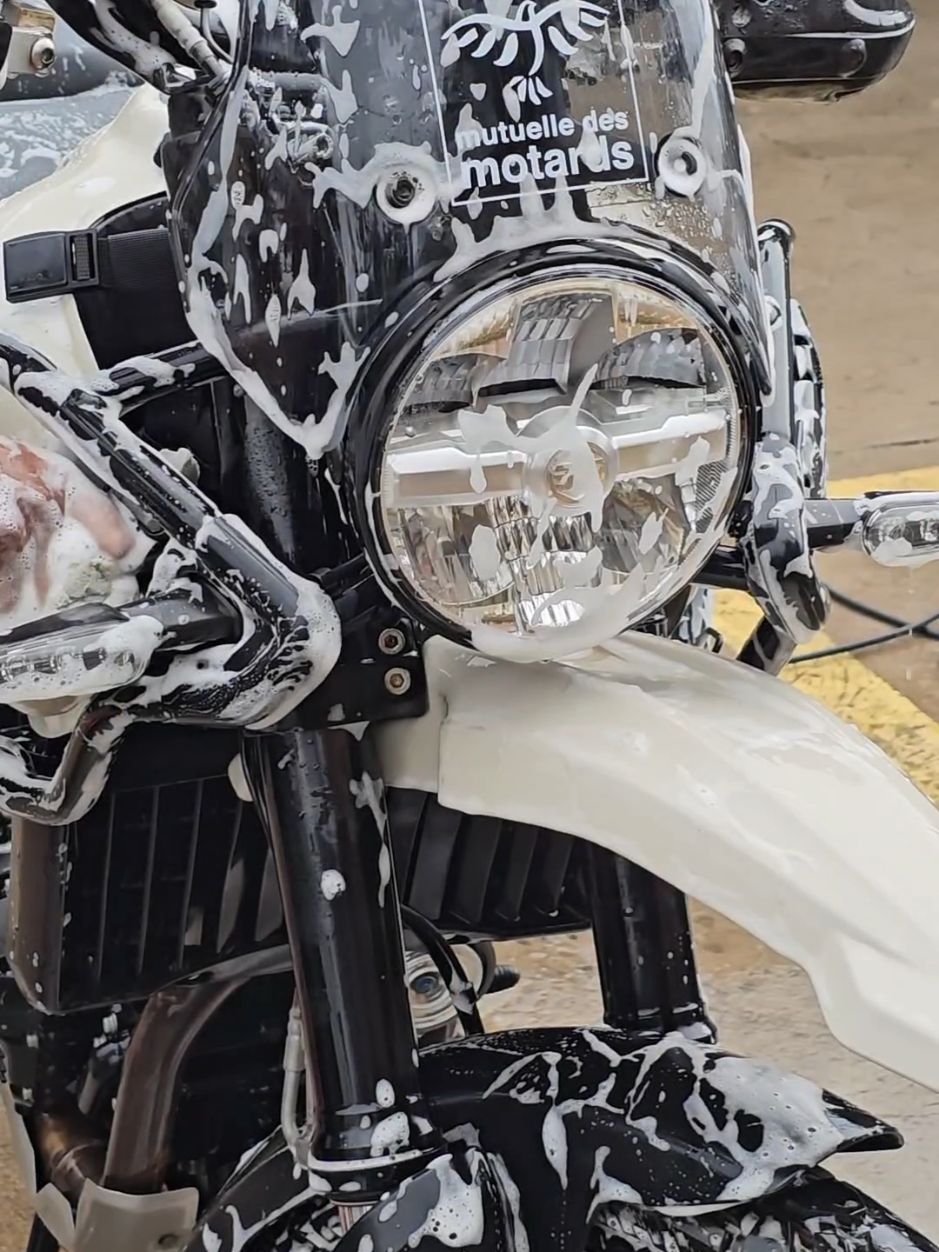 Préparées et nettoyées👌  Elles arrivent, elles repartent… comme nous, toujours en mouvement Peu importe la situation, rien ne nous stoppe : demain nous appartient✊️ #justrentmada #rental #motorcycleadventure #royalenfield #motorcycle 