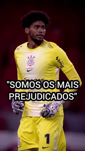 “Somos mais prejudicados” 🏴🏳️ Após o empate por 1 a 1 com um polêmico gol de pênalti nos últimos minutos contra o Internacional, o goleiro do Corinthians, Hugo Souza, comentou sobre os riscos que o clube enfrenta no Campeonato Brasileiro e criticou a arbitragem. Confira: 🎤 Vinicius Lúcio / Central do Timão #corinthians #centraldotimao #timao #sccp #coringao  