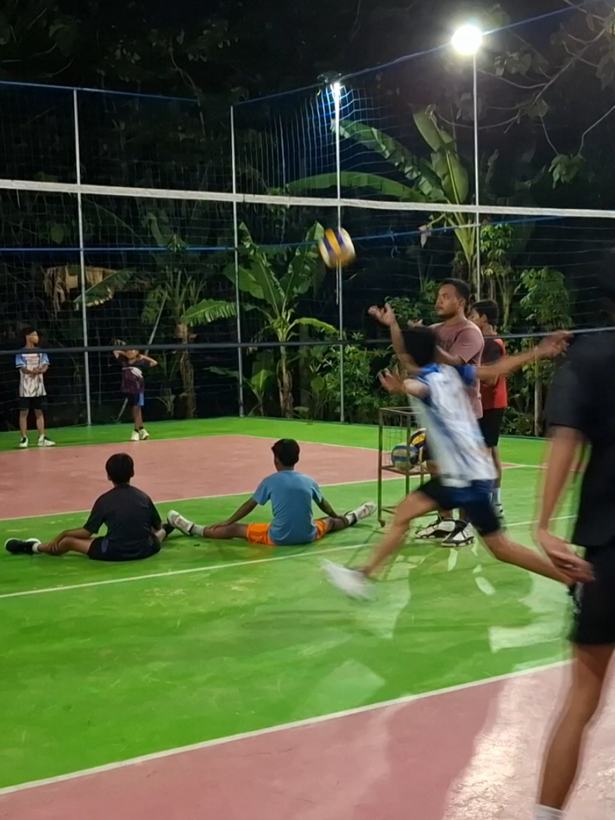 Latihan Bola Cepat putra,Samsul dan Riko wirabakti #promoseruweekend #boyolali #karanggede #wirabakti #bvtkaranggede 