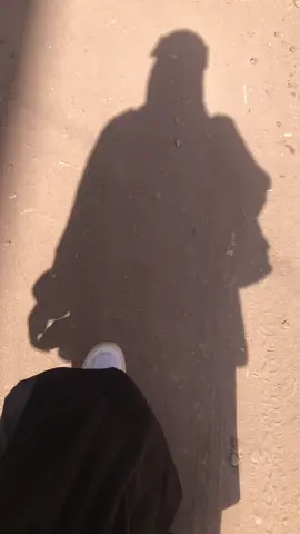 كثير يقول لي :  أريد أن أكون مثلك ،أنتِ قدوتي ،   وأعلم أنهم لا يرون إلا نصف الصورة، الجزء الظاهر لهم فقط. أما ما خفي، فهو عبد ضعيف، مثقل بالذنوب، يجاهد نفسه، يتعثر كثيرًا، وتزلّ به الخطى في منتصف الطريق . ليس كما تظنون، ولا أقوى مما تتخيلون، بل أرجو الله أن يغفر لي ما لا تعلمون، وأن يجعلني خيرًا مما تظنون،   وأن لا يؤاخذني بما تقولون.   فكل ما أنا فيه، هو ستر من الله،   وكل خير رأيتموه، هو توفيق من عنده لا من نفسي. فلا تروني قدوة، بل صاحب طريق، يدعو الله ألا يُقسى قلبه، وألا يُصرف عن الحق. 