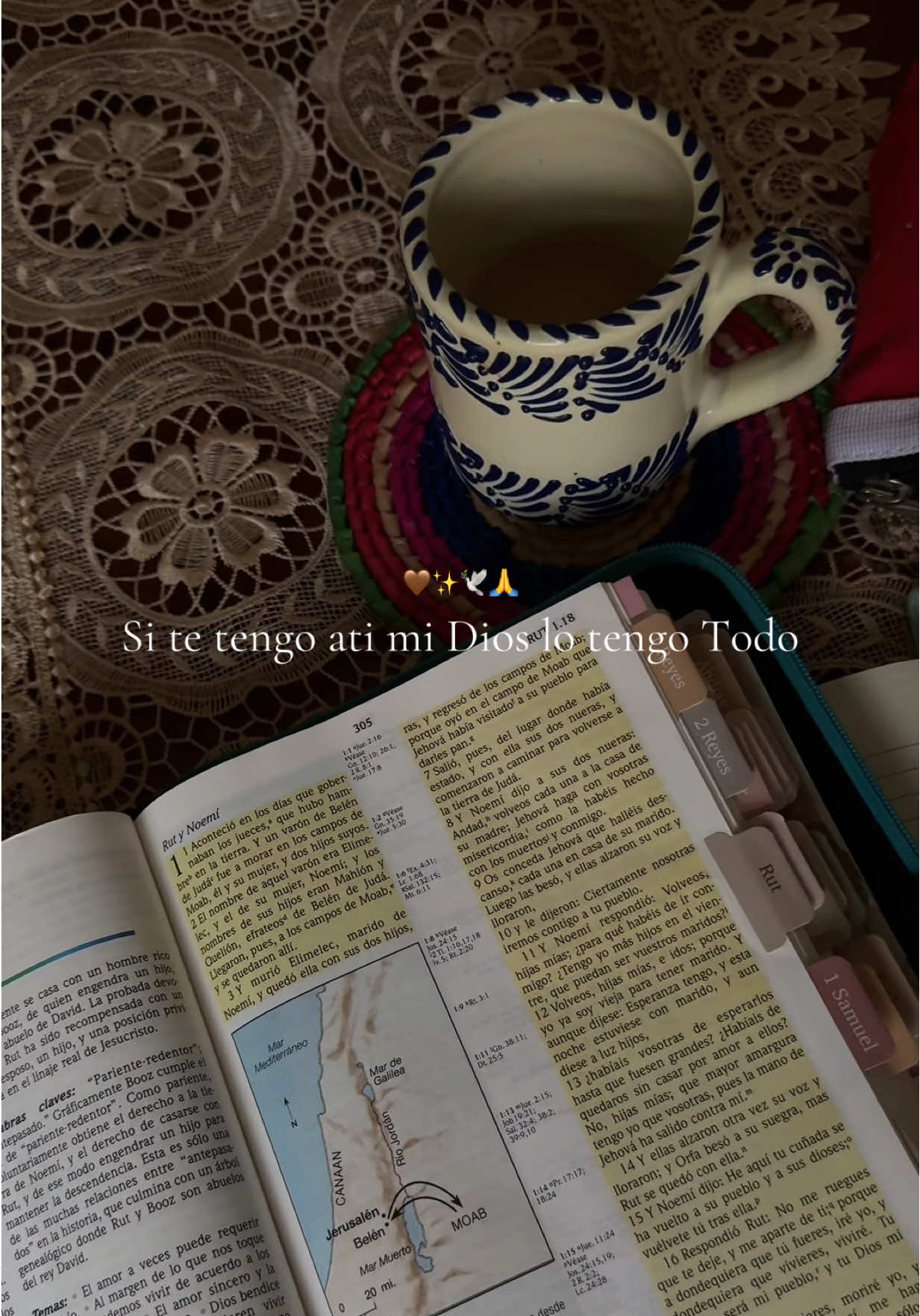 ✨Amigas es importante leer nuestra biblia así alimentamos nuestro espíritu. La biblia es la palabra viva de Dios. Si estás pasando por algo difícil pídele a Dios que te de sabiduría y entendimiento para poder entender su palabra 🫶🤎  #jesustesalva  #jesuseselcaminolaverdadylavida  #christiantiktok  #cafecitoconjesus  #cafecito 