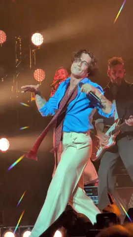 ✨🔥 DAMIANO DAVID EN FEU À PARIS !!! 🔥✨ Un concert de pure folie, une énergie qui fait trembler les murs, le public en transe, des étoiles plein les yeux 🌟. Paris a vibré comme jamais hier soir… Damiano c’est plus qu’un artiste, c’est une légende vivante. ⚡️🖤 👉 Ceux qui y étaient savent… les autres ne peuvent qu’imaginer l’intensité de ce moment magique. #DamianoDavid #LiveParis #ConcertDeFolie #ÉnergiePure #Légende   @Dove Cameron @Damiano David @MåneskinOfficialFanClub @MÅNESKIN  @damianodavid @maneskin