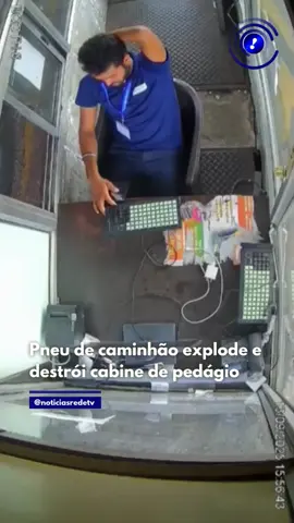 O pneu de um caminhão explodiu e acertou uma cabine de pedágio, atingindo um trabalhador na cidade de Jaipur, na Índia. O caso aconteceu no mês passado, mas começou a viralizar nas redes sociais nesta semana. A cabine de pedágio foi danificada pelo impacto, mas o trabalhador não sofreu ferimentos graves. Saiba mais ▶️ redetv.uol.com.br/jornalismo  . . . 🎥: Reprodução/ Redes Sociais  #Notícias #India #Jaipur #Pedágio #PneudeCaminhão #acidente #acidentedetransito
