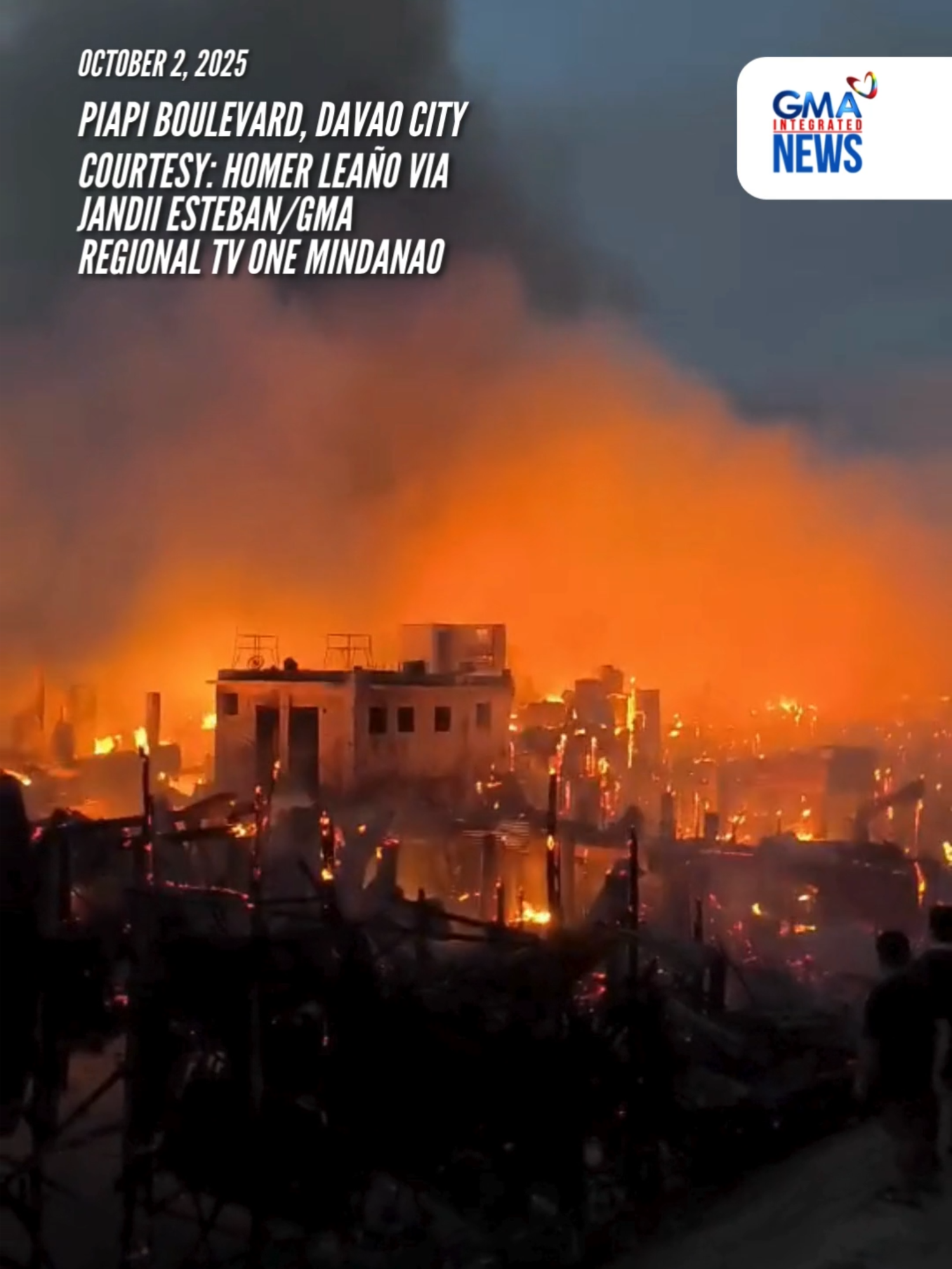 Tumupok sa mahigit 400 kabahayan ang isang sunog sa Barangay 21-C Piapi Boulevard, Davao City nitong Huwebes, October 2, 2025. Ayon sa barangay captain ng lugar, umabot ito sa ika-apat na alarma. Naapula ang sunog kaninang 7:27 PM, ayon sa awtoridad. Video courtesy: Homer Leaño via Jandii Esteban/GMA Regional TV One Mindanao #GMAIntegratedNews