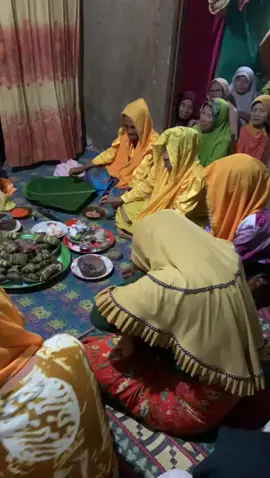 Adat BALIA  pada Suku Kaili adalah upacara ritual penyembuhan yang bertujuan meminta kesembuhan penyakit kepada roh-roh leluhur dan penguasa alam, dilakukan dengan tarian, musik, pembacaan syair, dan sesajen, serta dapat melibatkan ritual sakral seperti injak bara api dan pengorbanan hewan.