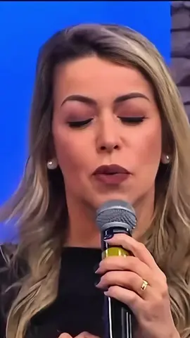 Mas pra confiar, pra esperar, pra reconhecer a nossa dependência de Deus é preciso ser humilde... Deus resiste aos soberbos... Deus não pode fazer na vida de quem não aceita, não se abre, não confia Nele... Sejamos honestos moldes, tenhamos um coração de criança, como diz o evangelho de hoje. Santa quinta feira pra nós!!! #adrianaarydes #musicacatólica #emcasacomadrianaarydes Trecho do nosso programa #emcasacomadrianaarydes que é transmitido todo domingo às 17h pela nossa @evangelizartv 