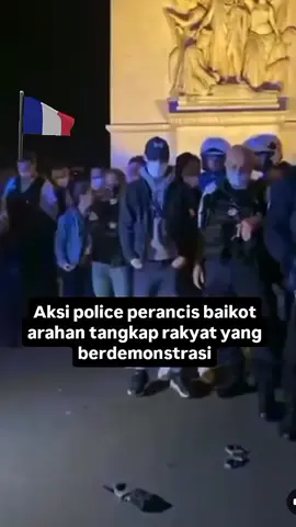 Polis Perancis beramai² membuang gari untuk menahan pr0tester² GSF .. ini baru betu² Polis yang menjaga keharmonian rakyatnya dan bukannya membuta tuli mengikut arahan yg z4lim dari pemerintah,malu la kita yg di negara Islam ni .. salute 🫡 #prayforsumudflottila  #qunutnazilah  #prayforpalestina 