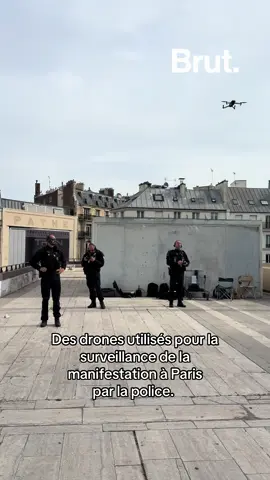 Des drones utilisés pour la surveillance de la manifestation à Paris par la police. 