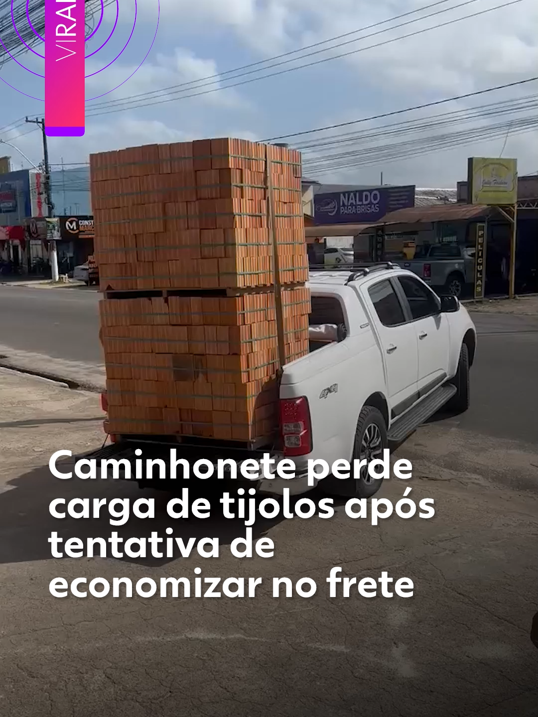 #Viralizou - Para economizar 10 reais no frete, um homem decidiu levar um milheiro de tijolos na carroceria de sua caminhonete. O resultado não poderia ser outro — assim que saiu da loja, a carga pesada acabou tombando e se espalhando pela rua. Créditos: Esu_nego_loiro |  @myhoodbr #g1 #g1viralizou #tiktoknotícias