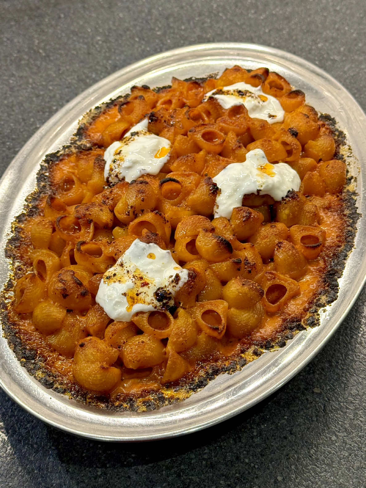 BAKED CHILI CRISP VODKA PASTA!!   Mad inspired @Onda Pasta Bar  INGREDIENTS  2 tbsp Homemade chili crisp oil (this is essential) 3 big gloves of garlic 3 tbsp of tomato pure 1/2 dl vodka 300 gram of heavy cream  Parmigiano as desired (but a lot)  A knob of butter Salt n pepper RECIPE 1. Add your homemade chili crisp to a medium high pot. When oil is hot add minced garlic and gently let it fry for 2 min 2. Then add the tomato pure to fry for a couple of min and then the vodka 3. Let the vodka evaporate completely and then go in with the heavy cream 4. Let it simmer 5 min and then turn off the heat, add parmigiano, butter, salt n pepper 5. Add your pasta to a large oven proof tray, top with olive oil and bake until slightly burnt on top and garnish with stracciatella and more chili crisp oil 👅👅👅 #fyp #bakedvodkapasta #vodkapasta #homecooking #fördig 