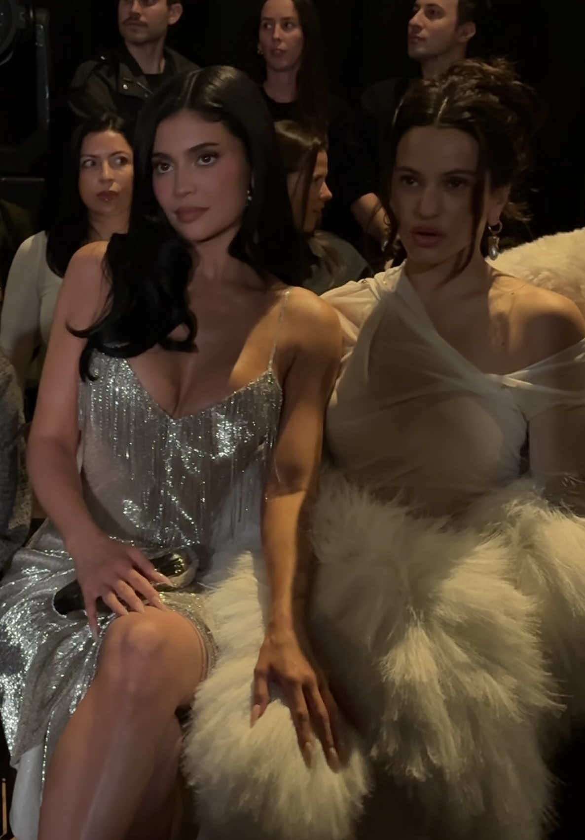 Kylie Jenner et Rosalia sont réunies au défilé Schiaparelli ce soir à Paris. #parisfashionweek #kyliejenner #rosalia #TikTokFashion #schiaparelli 🎥 @TreyShotYou  